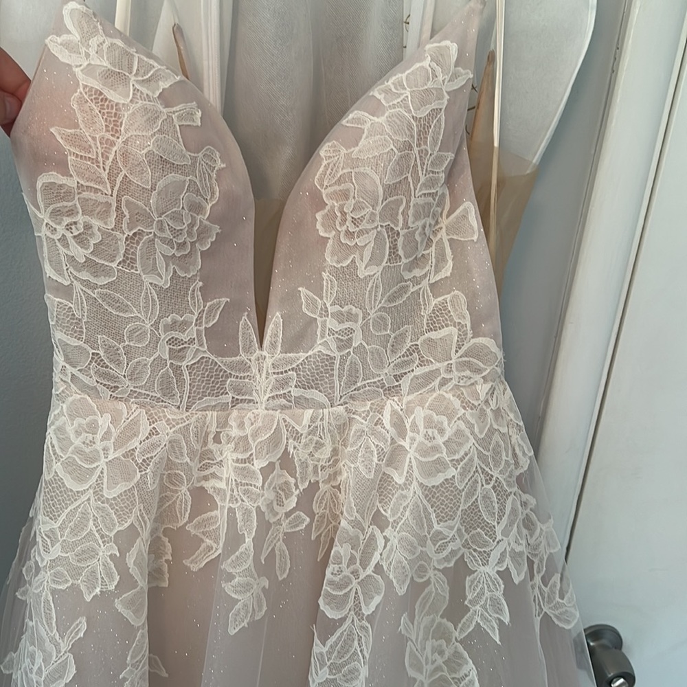 Brand new and never worn Blush by Hayley Paige gown. Size 14. Perfect condition! - Picture 5 of 7